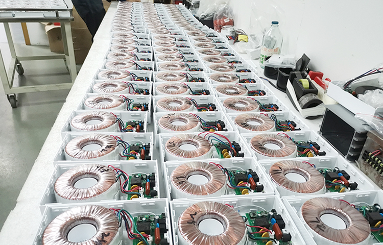 圣元調光玻璃電源組裝檢測現(xiàn)場