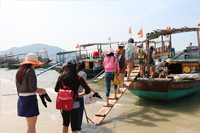 圣元家人登船出海打魚(yú)
